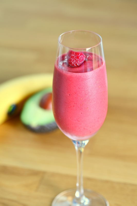 Smoothie met framboos, banaan en avocado