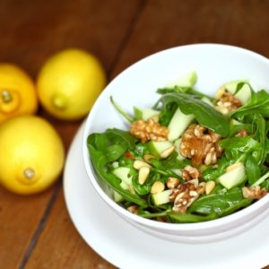 Rucolasalade met walnoten, appel en pijnboompitten