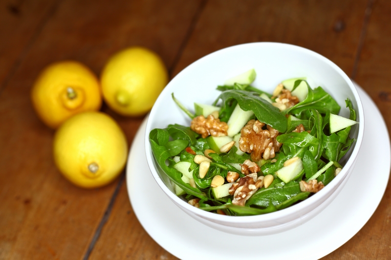 Rucolasalade met walnoten, appel en pijnboompitten