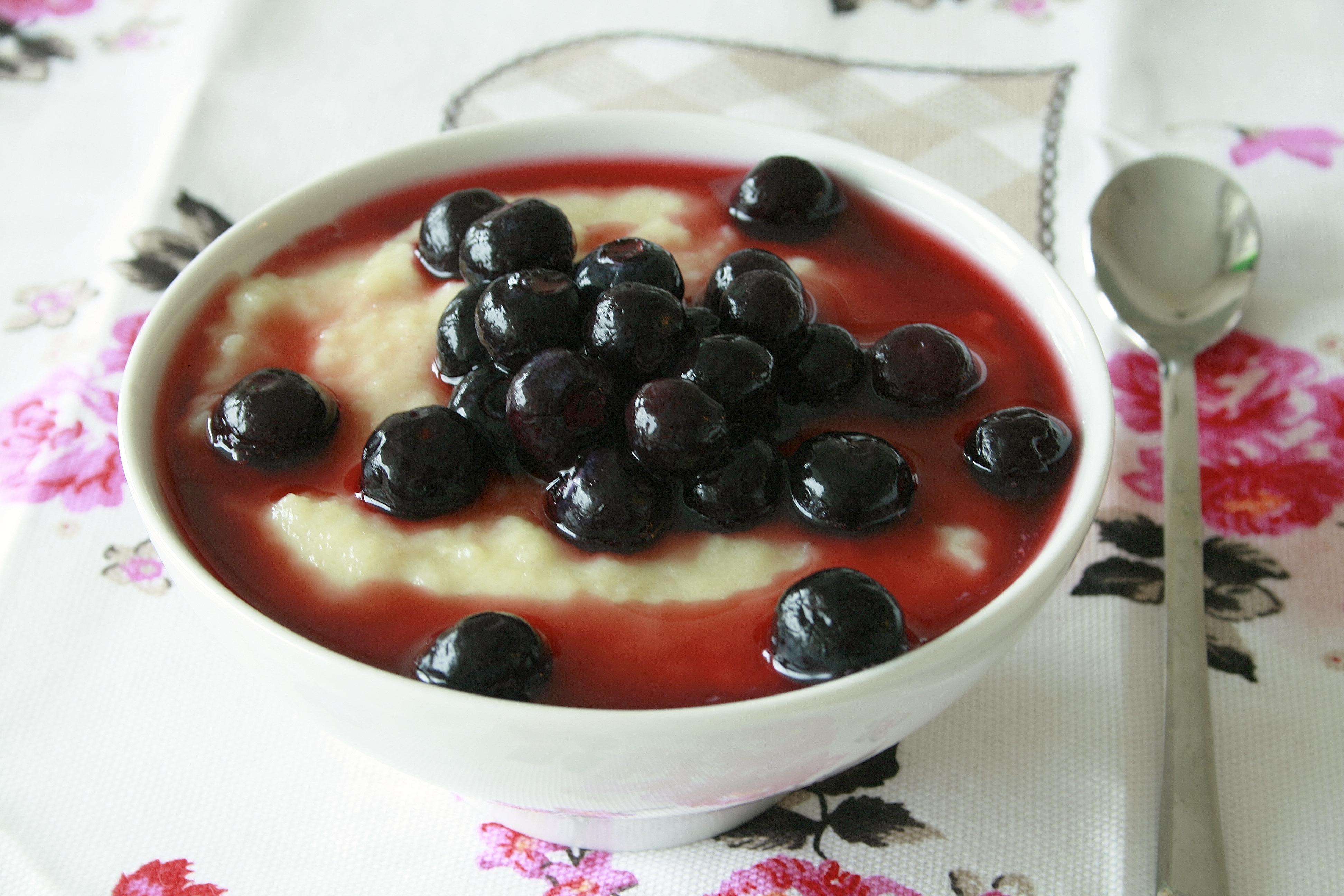 Griesmeelpap met rode bessensap