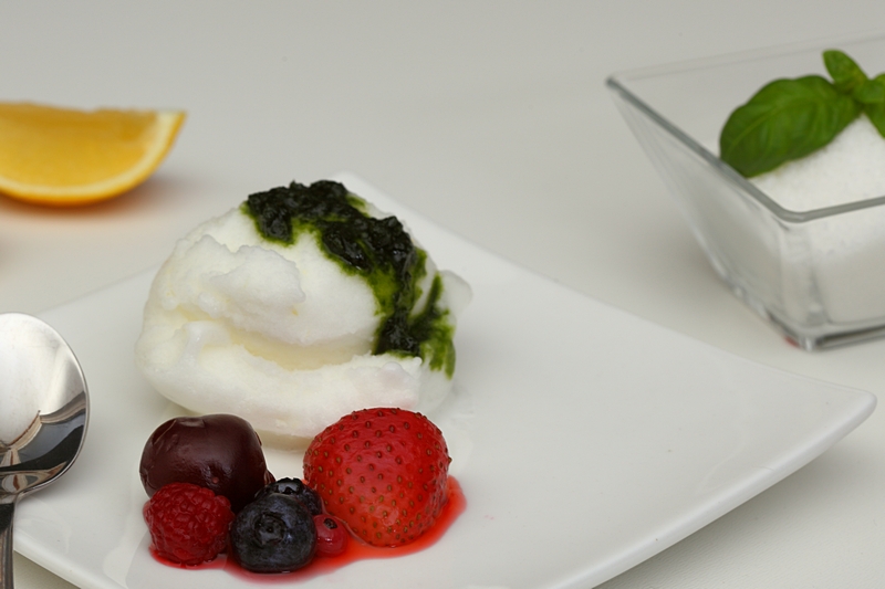 Citroenijs met zomerfruit en basilicumsaus