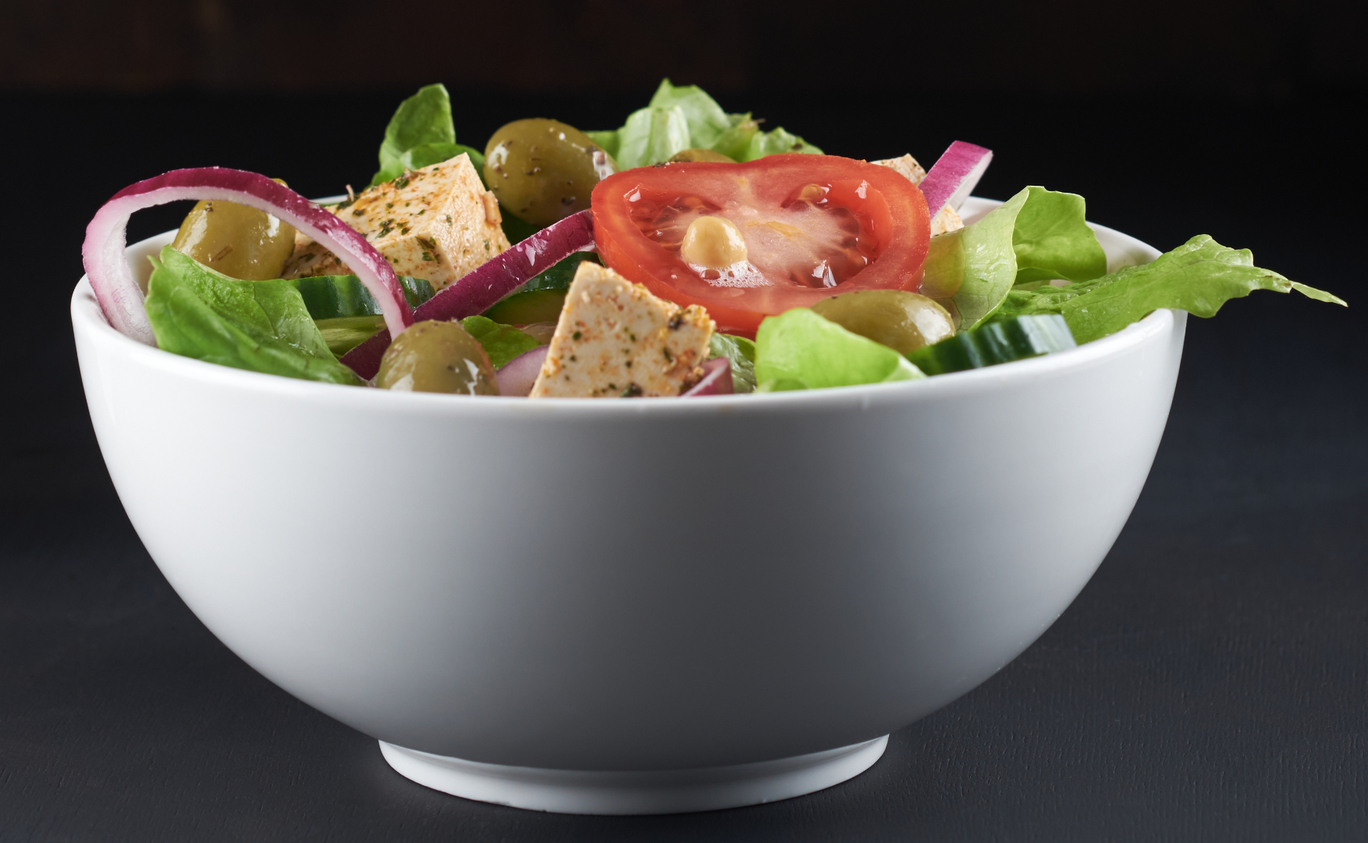 Griekse salade met tofu-feta