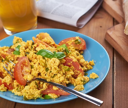 Tofuscramble met tomaat en basilicum