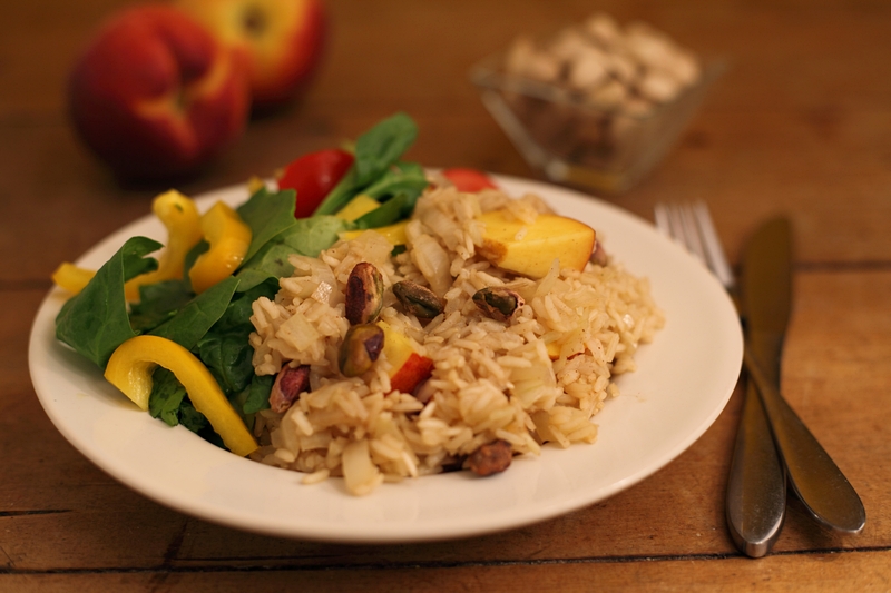 Rijst met pistachenoten en nectarine