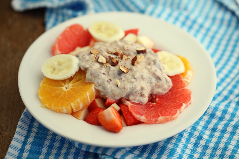 Fruitsalade met sojayoghurt en amandelen
