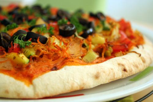 Pizza met peen, courgette en ui