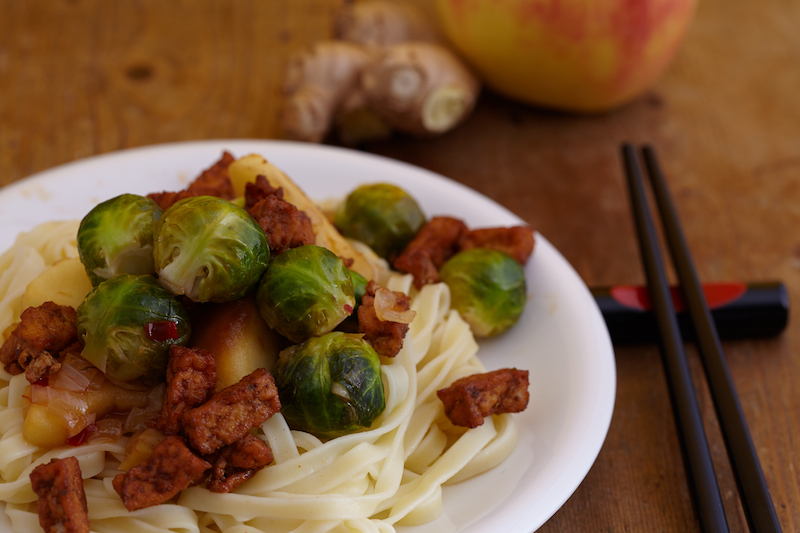 Spruitjesroerbak met gember en appel