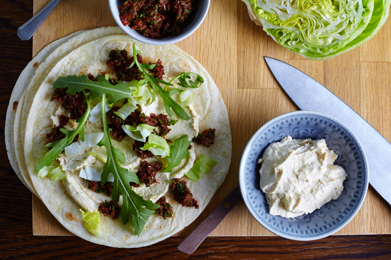 Hummuswrap met tomatentapenade