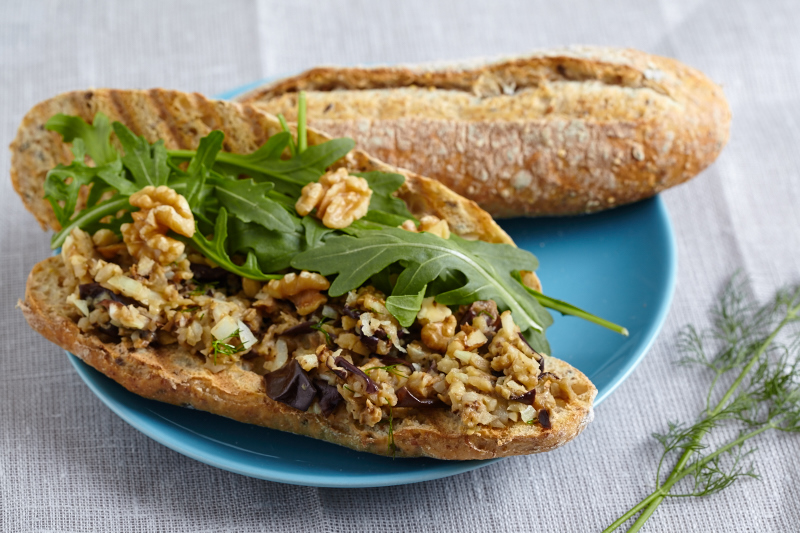 Broodje auberginesalade