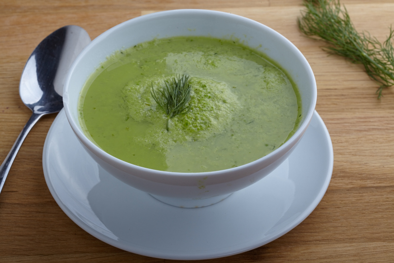 Frisse erwtensoep met sla en dille
