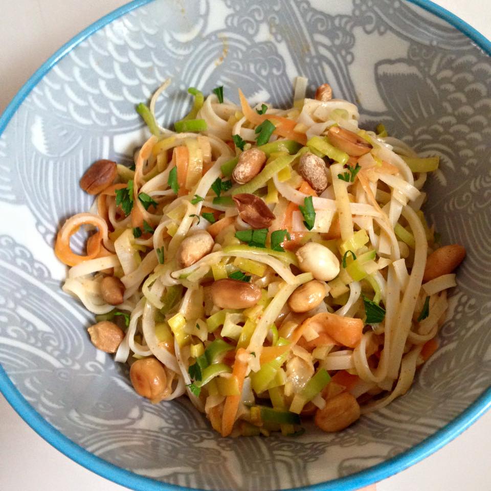 Noedels met snelle pindasaus