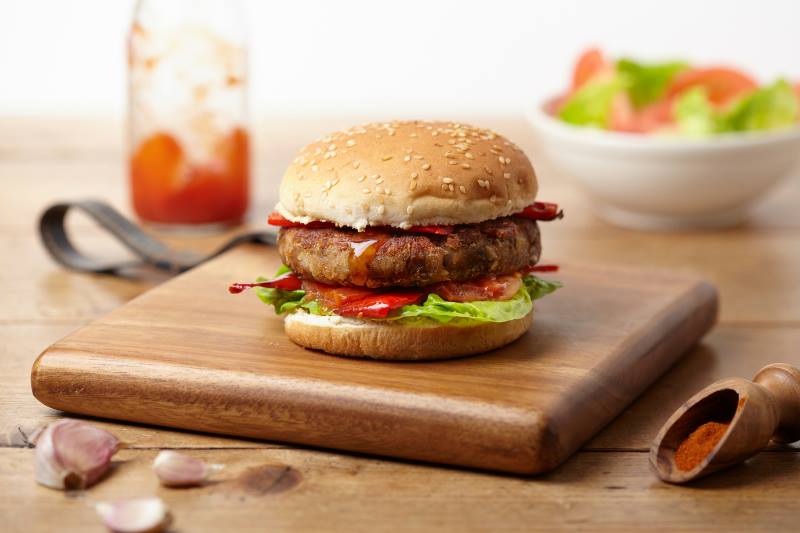 Wittebonenburgers met geroosterde paprika en tomaat