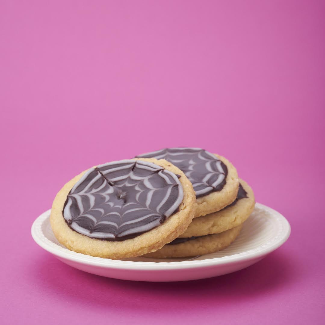Hazelnootkoekjes met spinnenwebglazuur
