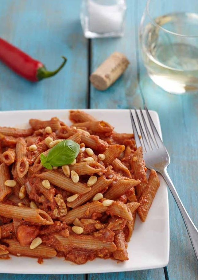 Pasta arrabiata met walnotengehakt