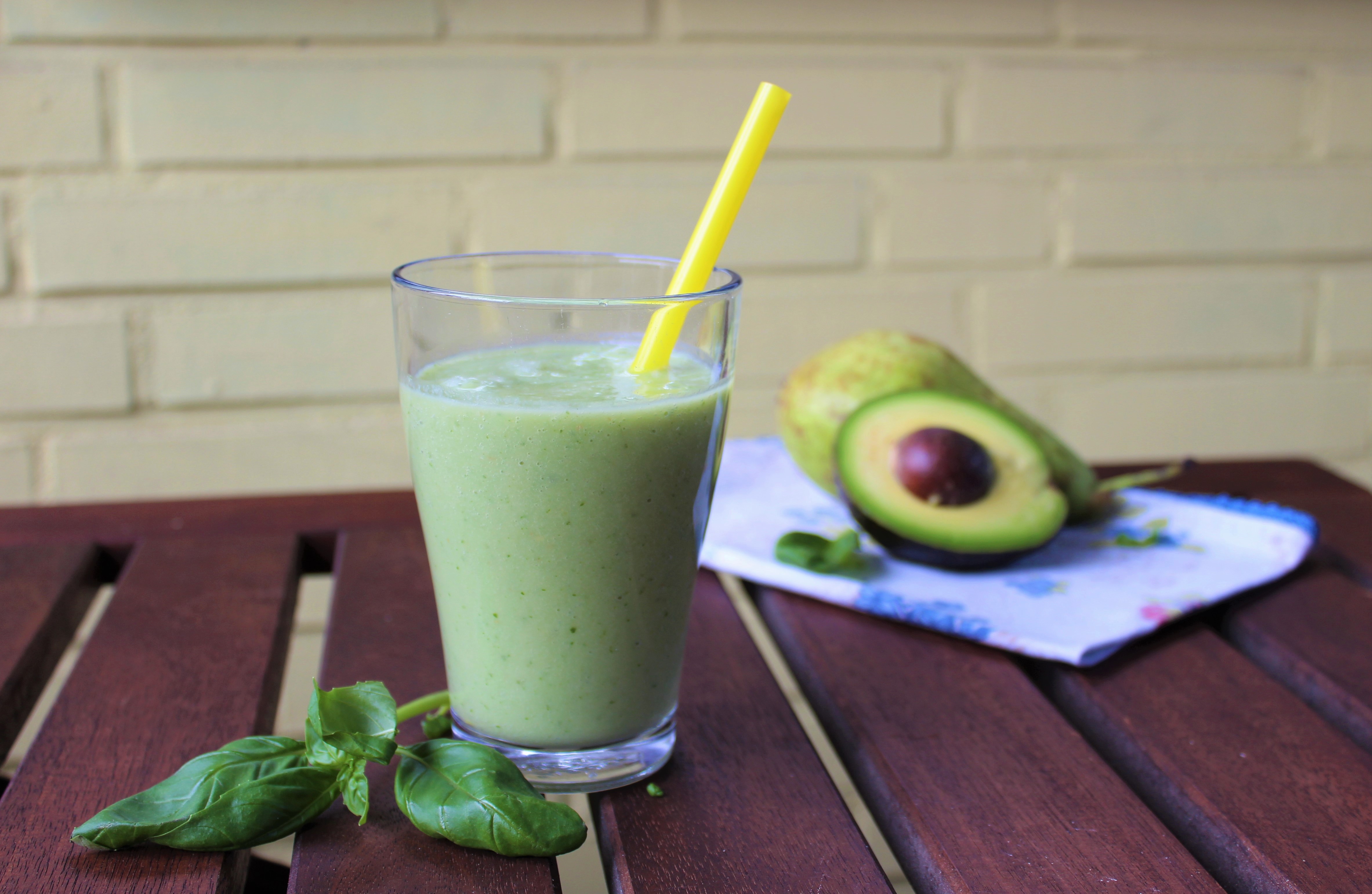 Romige peer-basilicumsmoothie