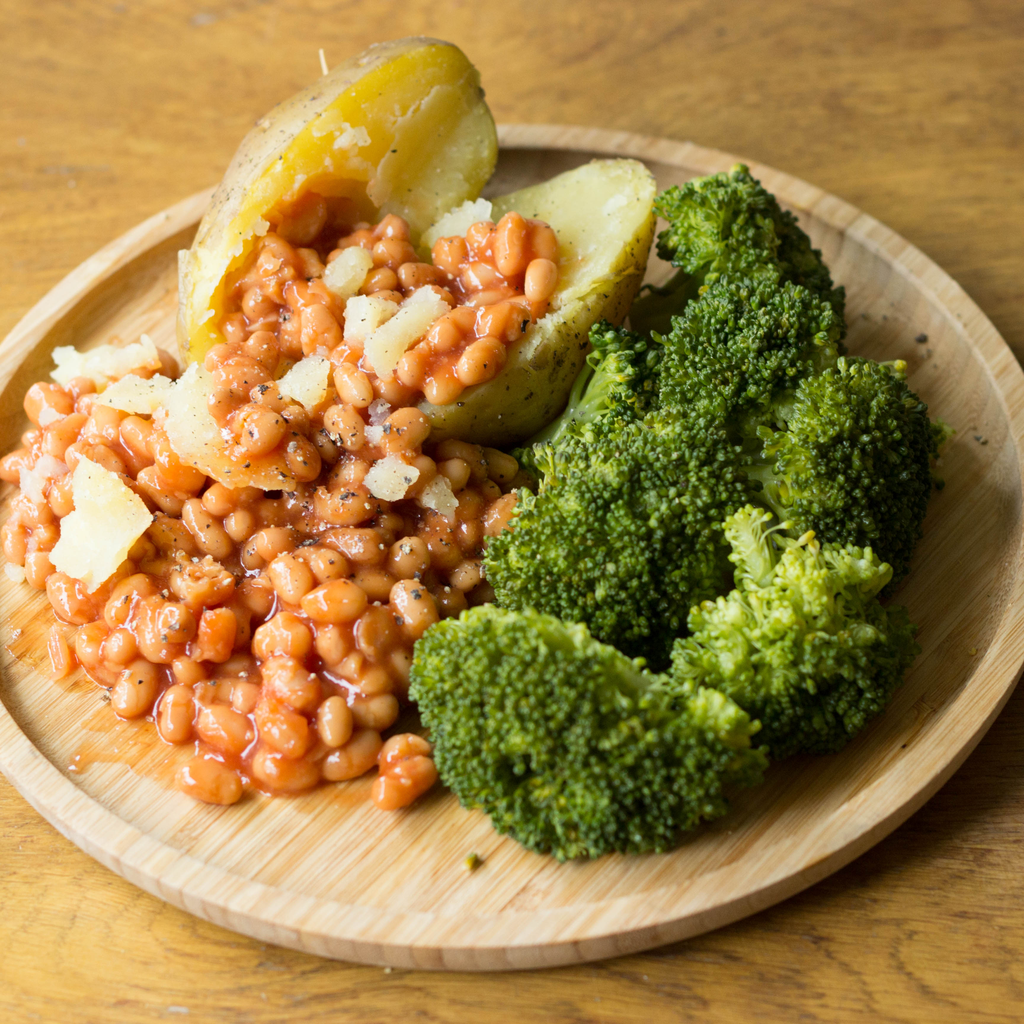 Gepofte Aardappel met Bonen in Tomatensaus