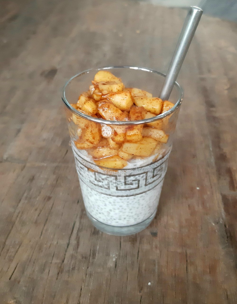Chiapudding met warme appel en kaneel