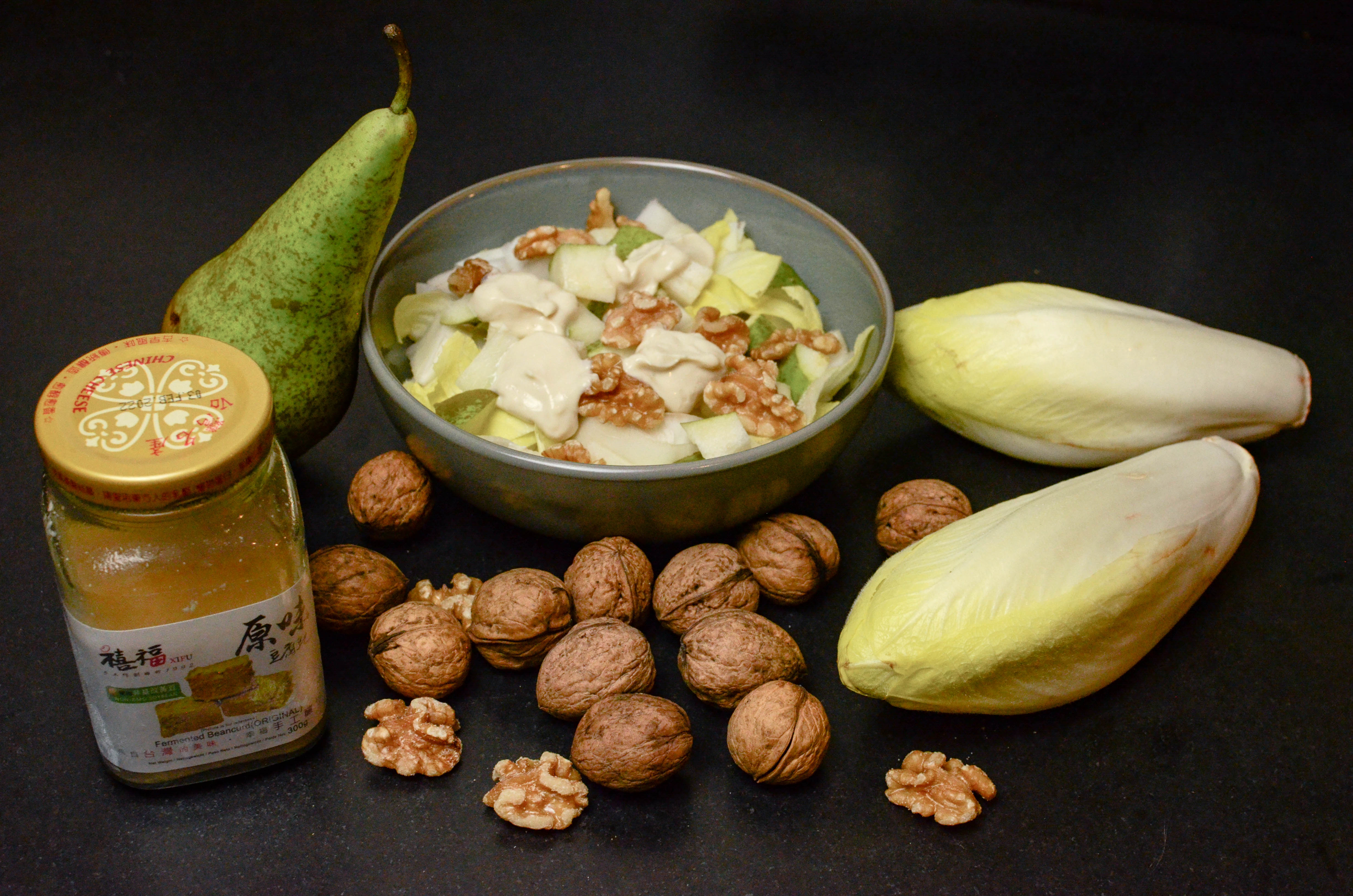 Salade van witlof en peer met saus van ‘Chinese kaas’