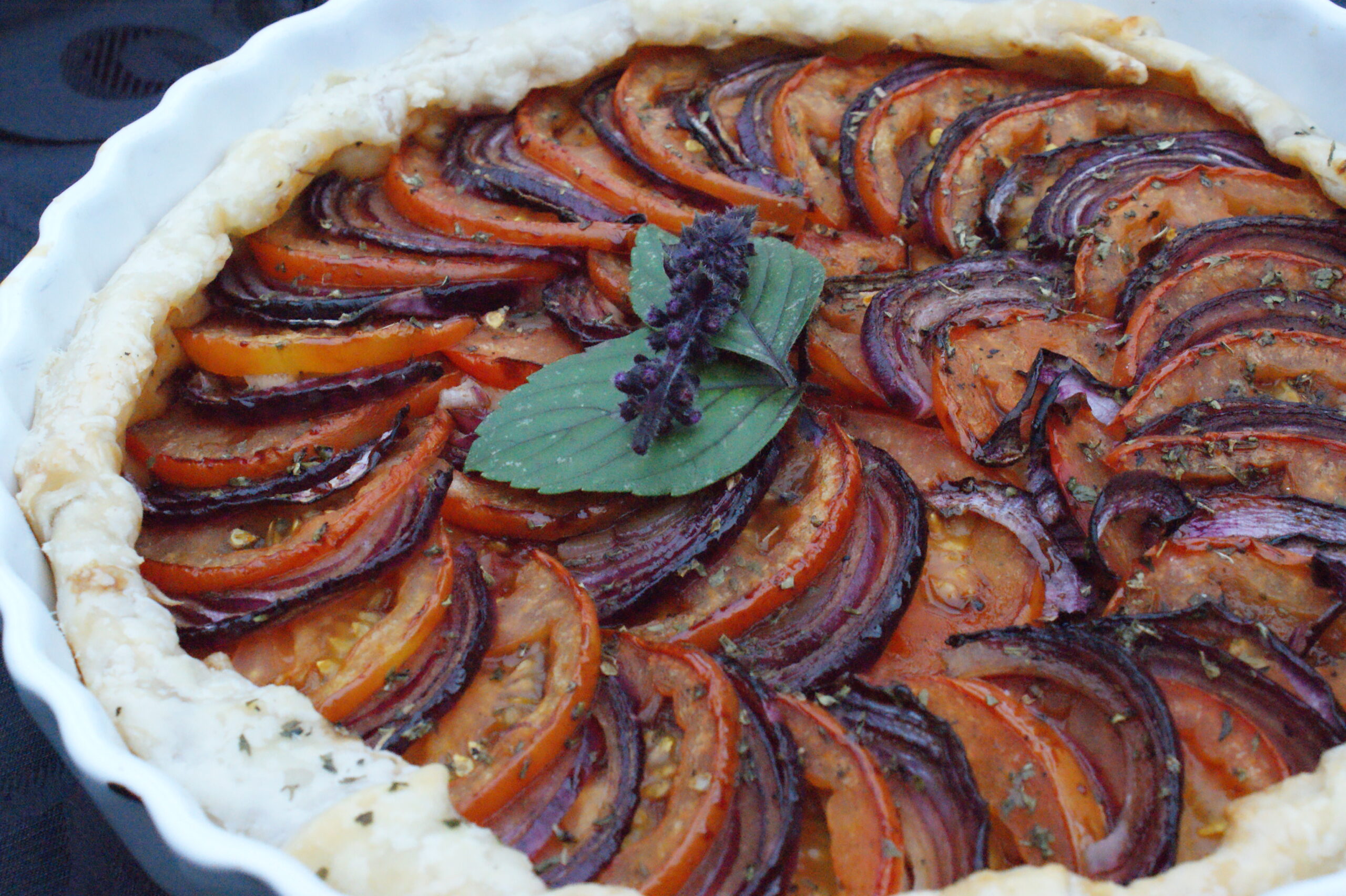 Tarte tatin van tomaat en rode ui