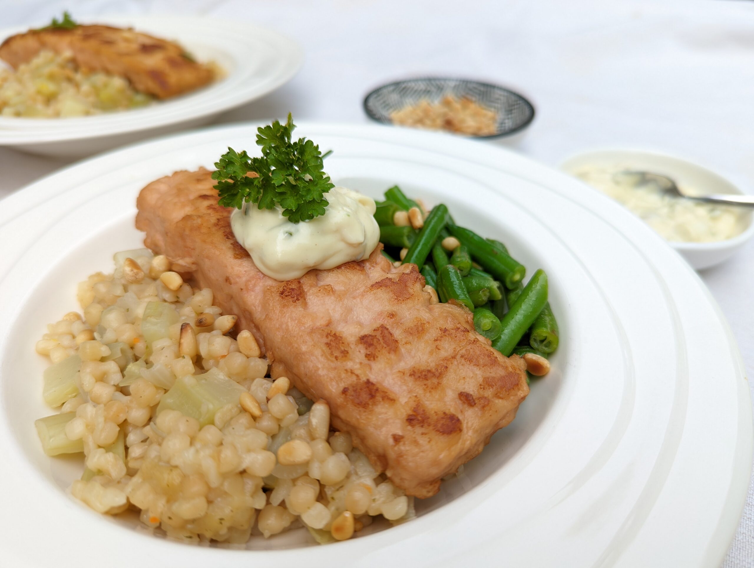 Parelcouscous met vegan zalm en zelfgemaakte ravigottesaus