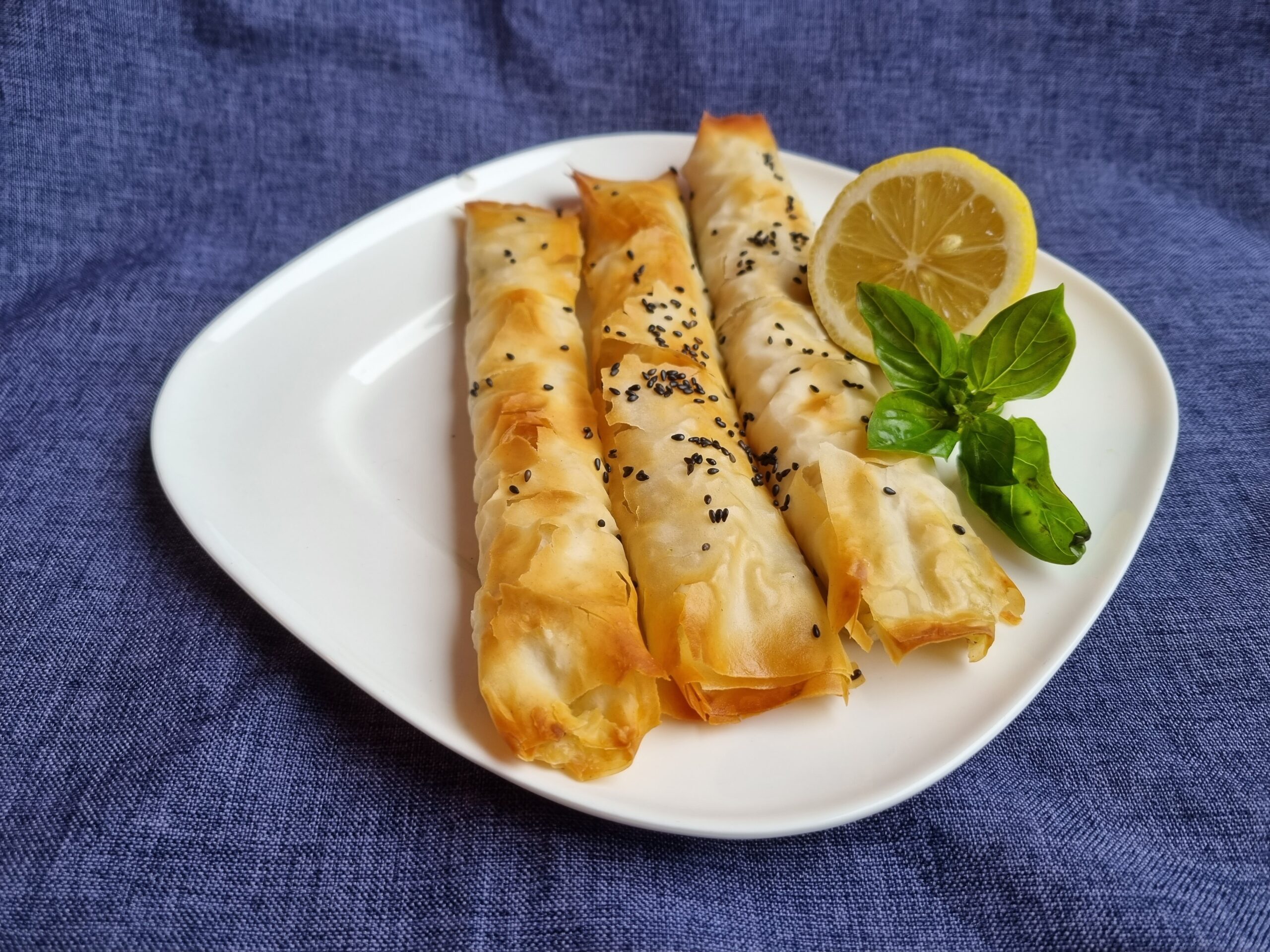Burek: gevulde filodeegrolletjes