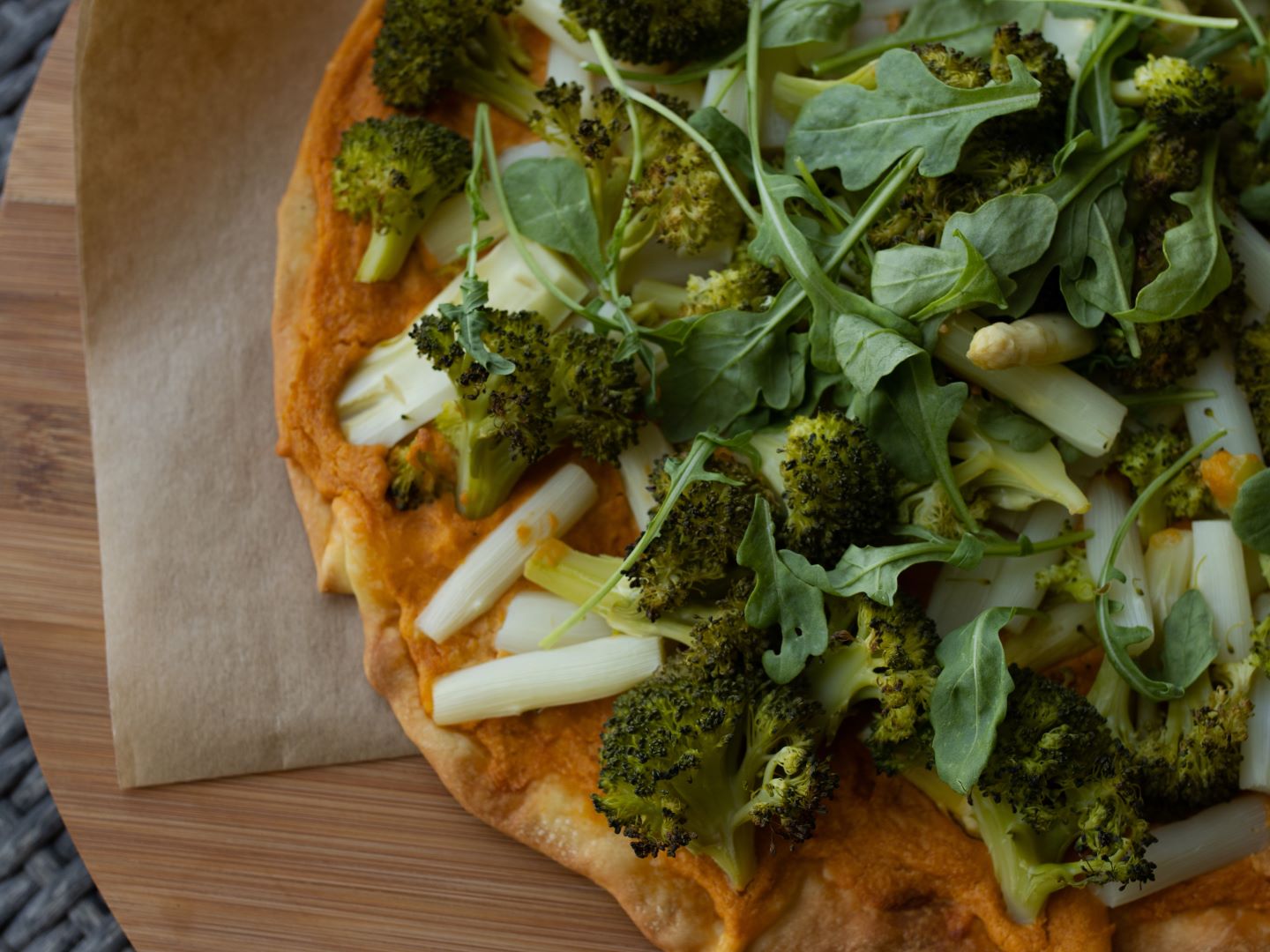 Plaattaart met asperge en broccoli