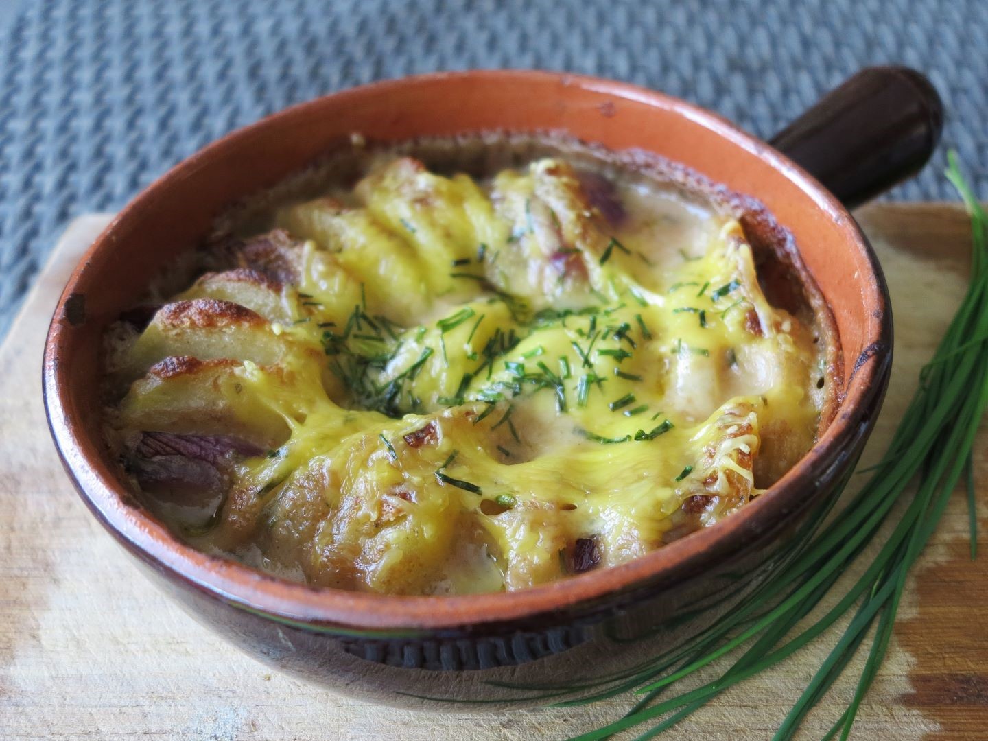 Aardappelgratin met vegan kruidenkaas en uien