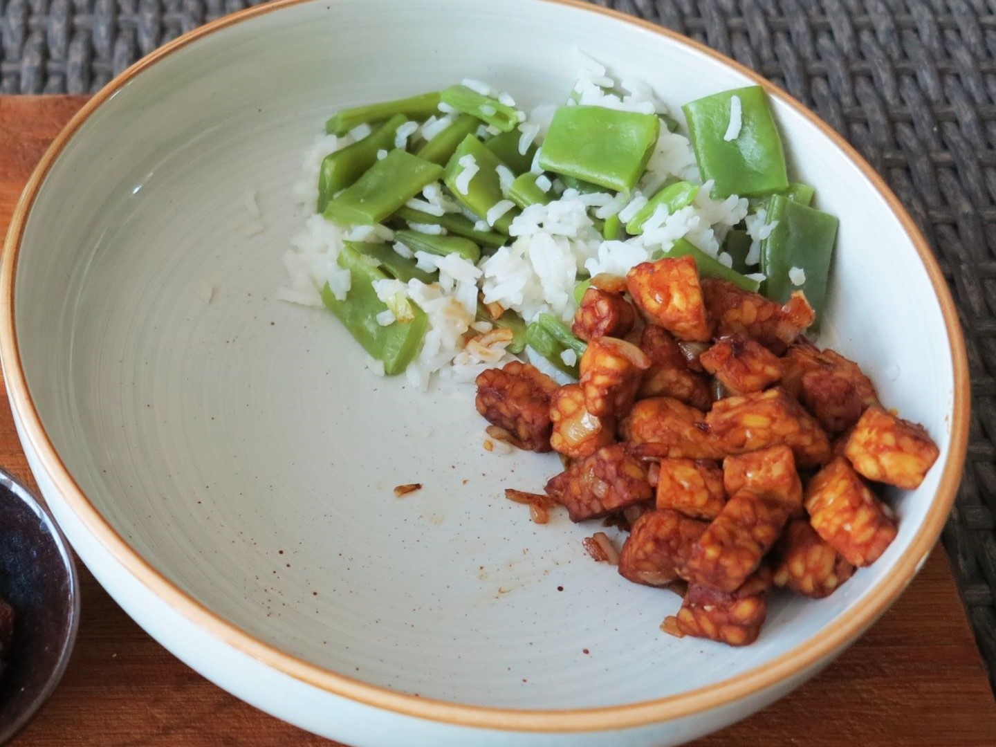 Ketjaptempeh met snijbonen en rijst