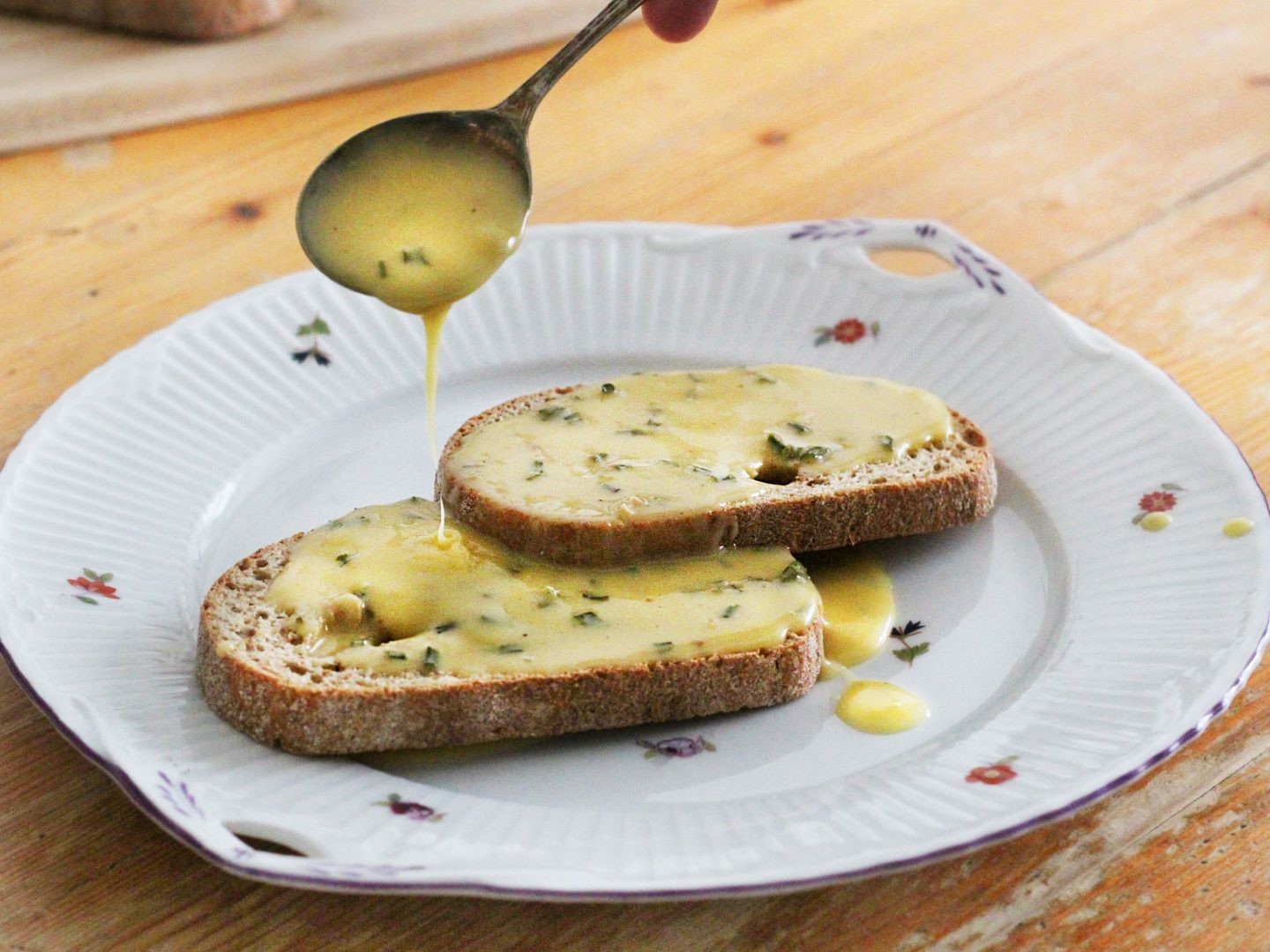 Toast met vegan Welsh rarebit