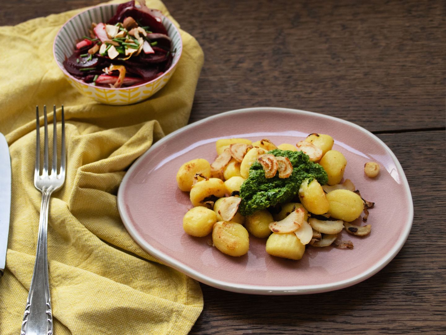 Gebakken gnocchi met bietensalade en waterkerspesto