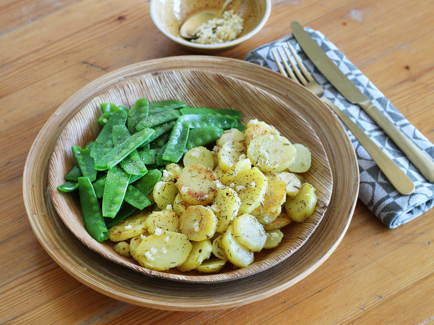 Gebakken aardappelen met rozemarijn en peultjes