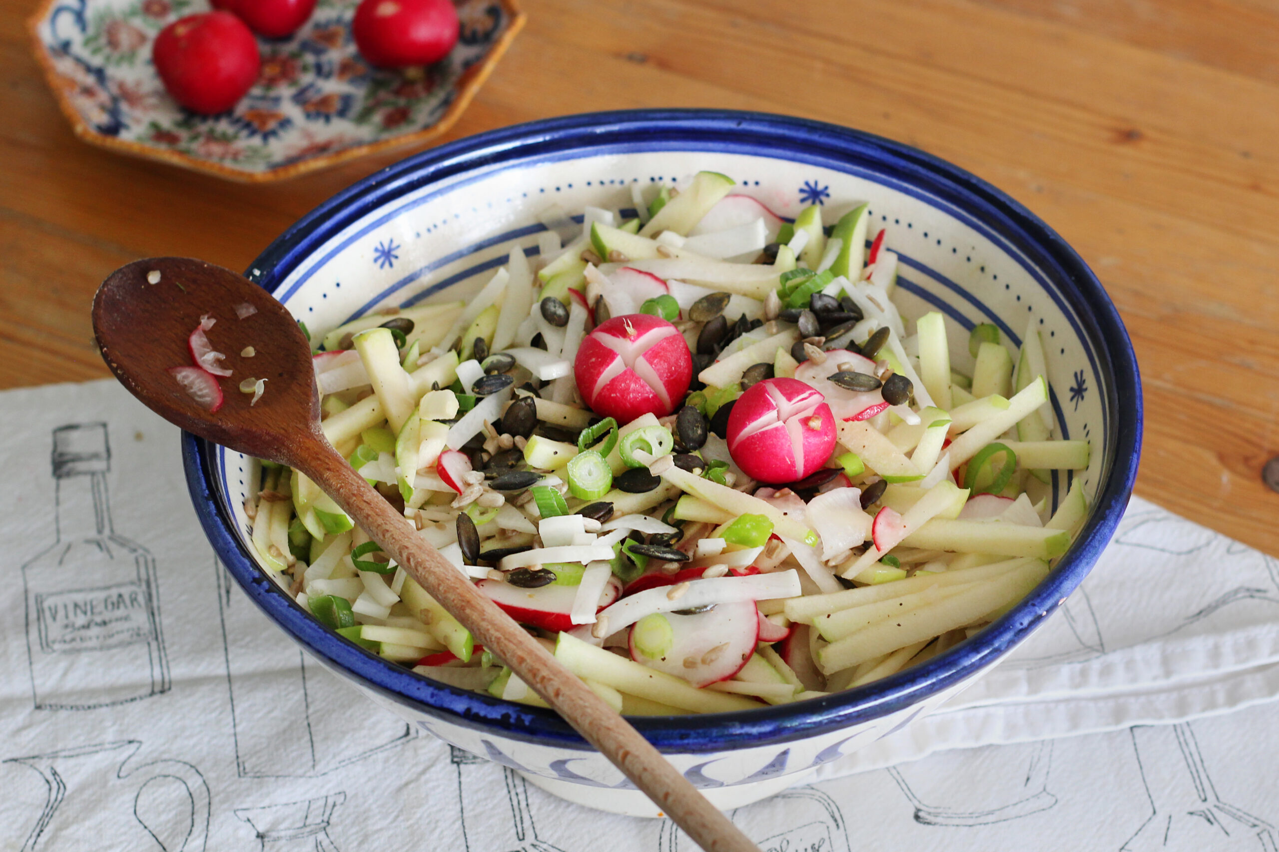 Salade van rettich, appel en radijs